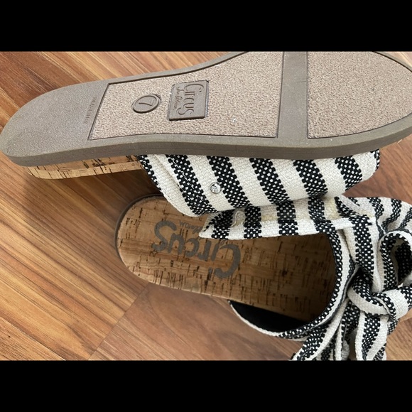 Sam Edelman Slides! - Picture 7 of 9